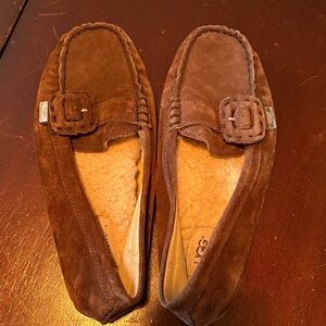 🤎Uggs Women’s Brown Suede slipper moccasins.